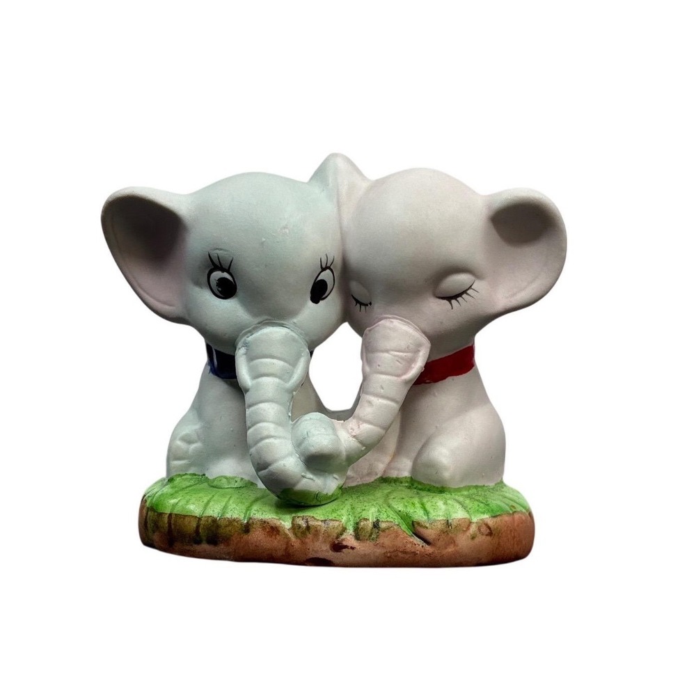 Vintage Artmark Elephants‎ Snuggling Figurine 1970s Taiwan 4" wide retro decor